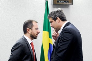 Vinícius Marques de Carvalho, presidente do Cade, conversa com o senador Lindbergh Farias (PT-RJ); ele omitiu em seu currículo que trabalhou para deputado petista. 