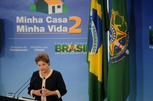Dilma em evento do programa habitacional cuja credibilidade fica abalada com denúncias de favorecimento a petistas.