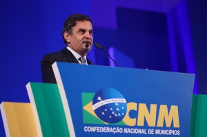 Aécio Neves defendeu fortalecimento de municípios com fim de perdas financeiras. Tucano foi aplaudido no evento.