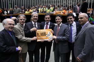 Deputados do PSDB manifestam apoio à proposta que beneficiará mais de 300 mil agentes em todo o país.